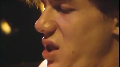 Guy fucks mature brunette's twat