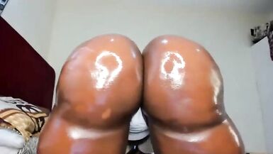 Abanoz BBW Alay Ediyor ve Çıplak Popo Etrafında Yürüyor