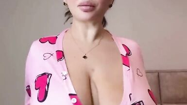 Горячая с большими натуральными сиськами трусливо танцует - 11 image