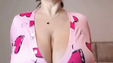 Горячая с большими натуральными сиськами трусливо танцует - 2 image
