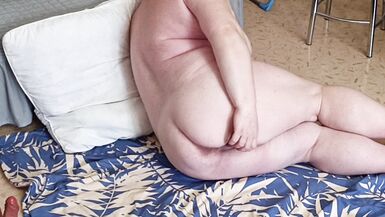 La belle-mère presse ses gros seins et masturbe sa chatte poilue avec des sex toys.