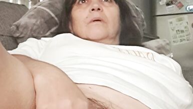 Der Nachbar sieht mich an, während ich mich ausruhe, und berührt meine Muschi - 3 image