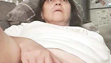 Der Nachbar sieht mich an, während ich mich ausruhe, und berührt meine Muschi - 5 image