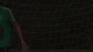 Elle se fait remplir sa chatte poilue par une grosse bite noire - 2 image