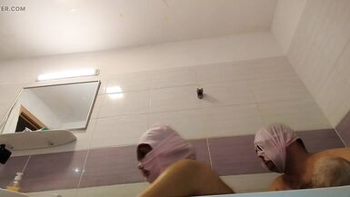 Couple amateur prend un bain, femme avec chatte poilue, gros cul, gros seins. - 10 image