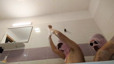 Couple amateur prend un bain, femme avec chatte poilue, gros cul, gros seins. - 11 image