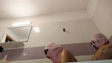 Couple amateur prend un bain, femme avec chatte poilue, gros cul, gros seins. - 12 image