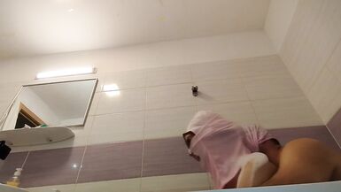 Couple amateur prend un bain, femme avec chatte poilue, gros cul, gros seins. - 13 image