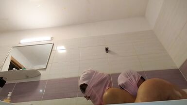 Couple amateur prend un bain, femme avec chatte poilue, gros cul, gros seins. - 4 image