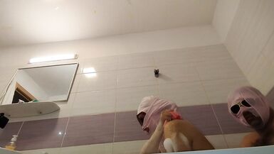 Couple amateur prend un bain, femme avec chatte poilue, gros cul, gros seins.