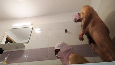 Couple amateur prend un bain, femme avec chatte poilue, gros cul, gros seins. - 6 image