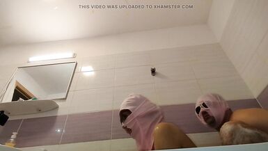 Couple amateur prend un bain, femme avec chatte poilue, gros cul, gros seins. - 9 image