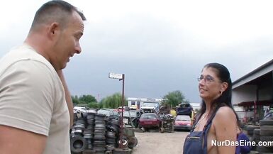 Le garçon de 18 ans séduit la mère laide pour baiser à lextérieur.