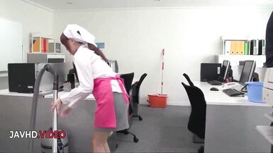 Chihiro Akino, femme de bureau asiatique, réalise des fantasmes de fellation hardcore pour les amateurs de creampie. - 5 image