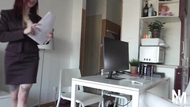 Zwei kurvige Redhead-Küken werden bei der Arbeit ungezogen - 1 image
