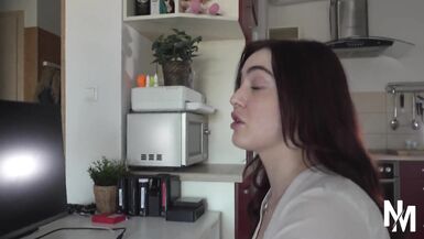 İki Kıvrımlı Kızıl Piliç İş Yerinde Yaramazlık Yapıyor