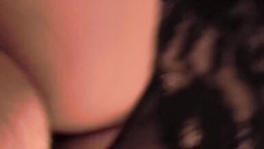 Une mère sexy et courbée se fait baiser par son père