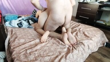 Massagem sensual de um casal quente com óleo no corpo. Preliminares no quarto com um casal amador. - 4 image