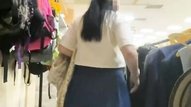 shopping dans un magasin de milf sexy - 1 image