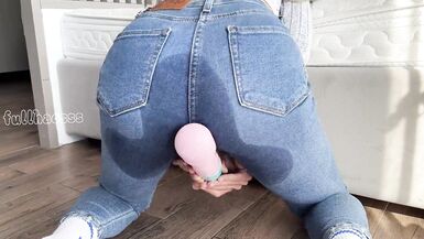 Stepmom cum squirt in Tight wet leggings - 12 image