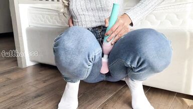 Stepmom cum squirt in Tight wet leggings - 4 image
