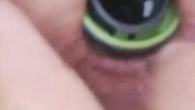 Jai secrètement enfoncé le tuyau darrosage de mon voisin dans mon cul affamé...