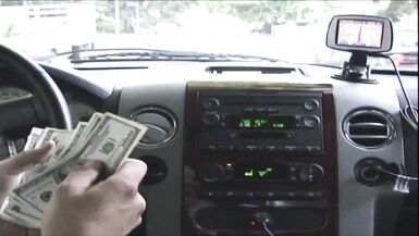 Starla looks nach oben bei die camera während lutschen auf ein schwanz und being boned