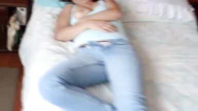 La belle-mère est enregistrée en train de shabiller, de se laisser caresser et de se masturber.