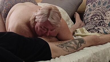 I love it when my stepmom gives a blowjob and sucked all the cum to the last drop - 4 image
