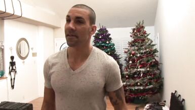 Une tarte aux cheveux bruns baisée par un homme tatoué