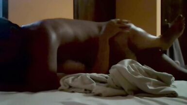 HOMME LIGOTÉ COCU À LEXTÉRIEUR ET BAISÉ MARIÉ KARINA - 10 image