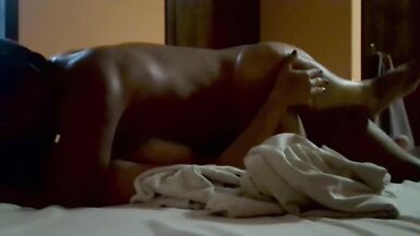 HOMME LIGOTÉ COCU À LEXTÉRIEUR ET BAISÉ MARIÉ KARINA - 12 image