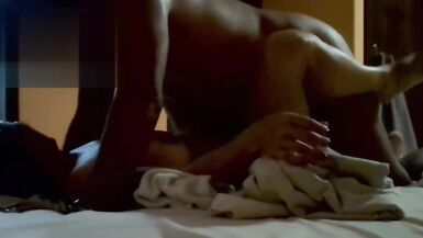 HOMME LIGOTÉ COCU À LEXTÉRIEUR ET BAISÉ MARIÉ KARINA - 13 image