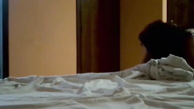 HOMME LIGOTÉ COCU À LEXTÉRIEUR ET BAISÉ MARIÉ KARINA - 2 image