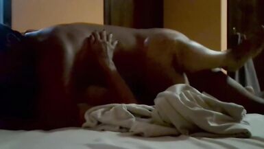 HOMME LIGOTÉ COCU À LEXTÉRIEUR ET BAISÉ MARIÉ KARINA - 9 image