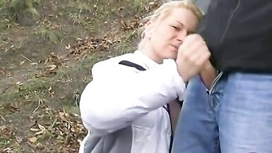 Les femmes devraient toujours avoir un rouleau de cuisine sur elles lorsquelles marchent...