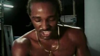 Une blonde MILF baisée par derrière par la BBC