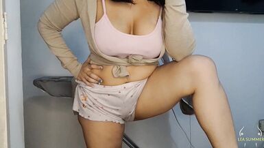 La femme infidèle se doigte la chatte pour le moment où lami de mon mari cocu viendra me baiser dans le cul. - 3 image