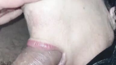 Il mange une bite chaude et juteuse