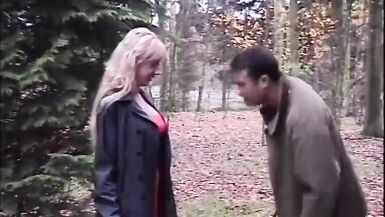 MILF avec de gros tétons et un gros clito qui pisse dans le parc et reçoit du sperme sur ses bottes