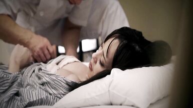 M960G06 Il desiderio sessuale esplode con il trattamento erotico di una massaggiatrice! SESSO infedele che annega nel piacere e sprizza con un altro bastone. - 3 image