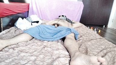 Blowjob mit Amateur Frau, haarige Muschi, großer Arsch. Sinnliche Massage von einem heißen Paar mit Öl auf dem Körper. - 1 image