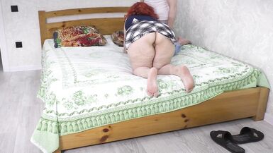 La belle-mère sest délibérément allongée sur le lit pour que son beau-fils ait des relations sexuelles avec elle. - 6 image