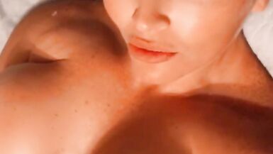 Bombe blonde jouant avec sa chatte