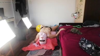 Amateur Frau verrückt Tanz im Haus nackt. Heiße Frau schneidet ihre Kleidung ab. - 10 image