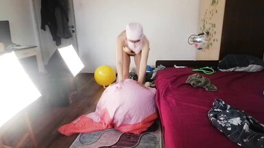 Amateur Frau verrückt Tanz im Haus nackt. Heiße Frau schneidet ihre Kleidung ab. - 11 image