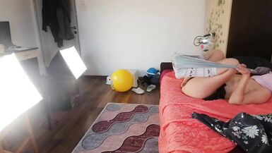 Amateur Frau verrückt Tanz im Haus nackt. Heiße Frau schneidet ihre Kleidung ab. - 2 image