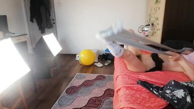 Amateur Frau verrückt Tanz im Haus nackt. Heiße Frau schneidet ihre Kleidung ab. - 3 image