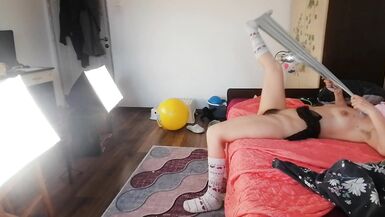 Amateur Frau verrückt Tanz im Haus nackt. Heiße Frau schneidet ihre Kleidung ab. - 6 image