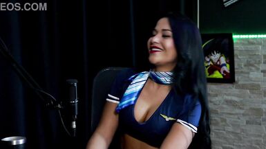 Une brune sexy joue les strip-teaseuses, montre ses beaux seins après avoir dit quelle naimait pas lexposition et à propos dune relation avec une célébrité - Tifany Rocha (Swing Cast) | WATCH ON : SHEER/RED - 11 image